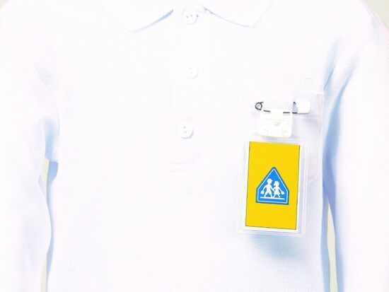 名札は校内だけで付ける学校、外では裏返す学校など扱いはさまざまですが、かつてより取り扱いは変わってきている。（「キッズターナブル名札」【画像提供】西敬）