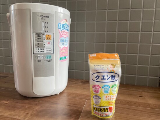 一般的な加湿器の掃除例。クエン酸を使いタンク内部を掃除する。