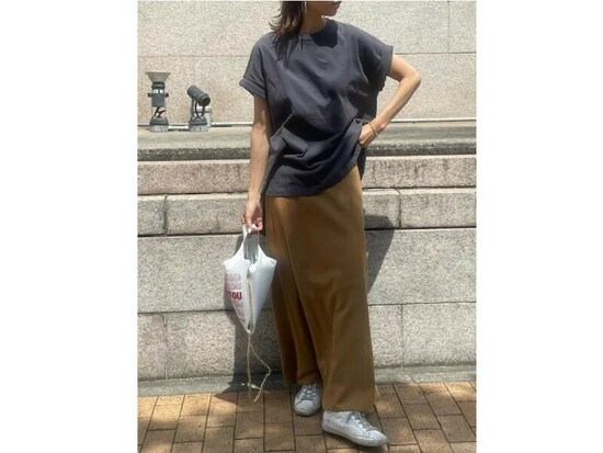 【OKコーデ】腰まわりがきれいに見えるすっきりとした春夏スカートを選んで　出典：WEAR