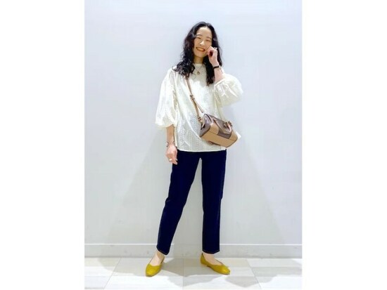 【OKコーデ】白のコットンブラウスならデニム＆ぺたんこ靴でもおしゃれ　出典：WEAR