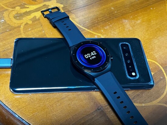 スマートフォンでワイヤレス充電例