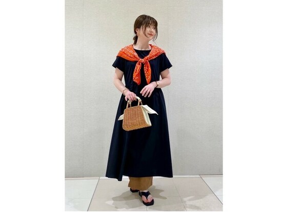 ロングスカートやワンピースに重ねて旬の足元に　出典：StyleHint