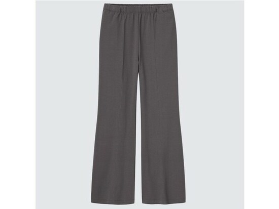 ユニクロ　ストレートフレアロングパンツ　2990円（税込）