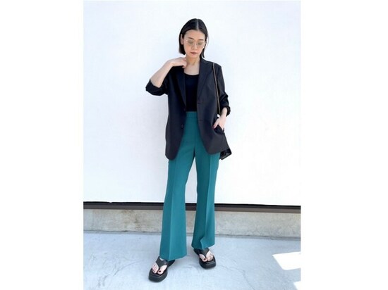 ブラックのジャケットと合わせてスタイリッシュな雰囲気にまとめて　出典：StyleHint