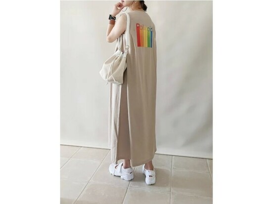 キャンバスドローストリングバッグで春夏らしく爽やかに　出典：WEAR