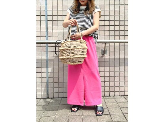 シンプルで合わせやすい「カラーミュール」はマスト　出典：WEAR