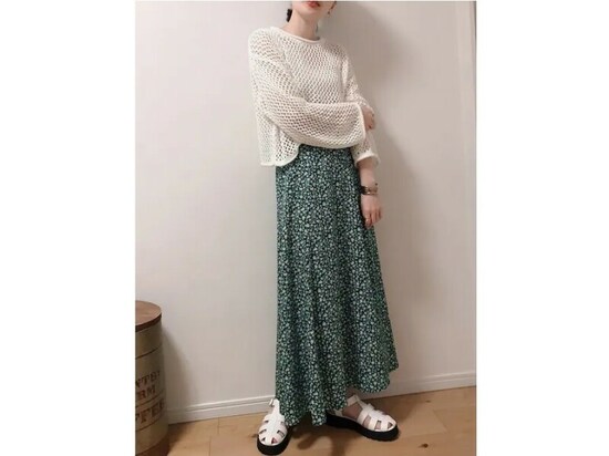 ボリューミーなシルエットでロングスカートにも合うグルカサンダル　出典：WEAR