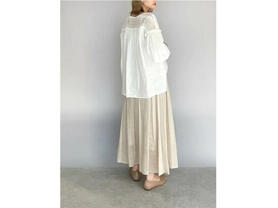 ベージュのリネン風スカートは何にでも合わせられて万能　出典：WEAR