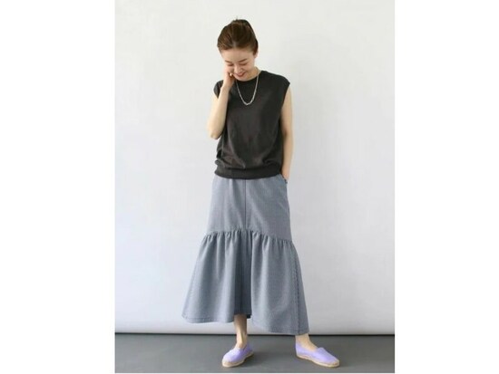 下の方に切り替えが入っているラッフルスカートは大人っぽく着やすいアイテム　出典：WEAR