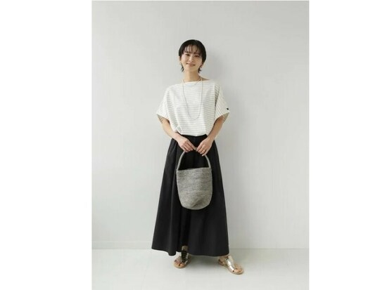 Tシャツも美シルエットの黒ロングスカートで洗練されたモノトーンコーデに　出典：WEAR