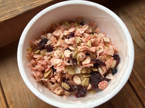 シリアルをヨーグルトの中へ