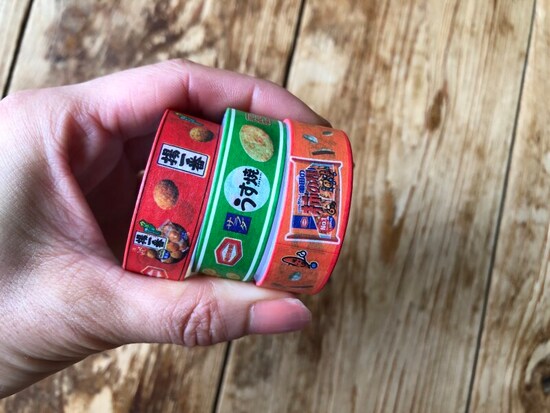 左から揚一番マスキングテープ、サラダうす焼マスキングテープ、亀田の柿の種マスキングテープ