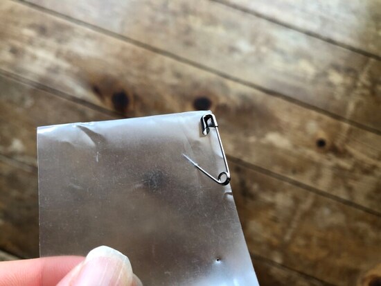 安全ピンなどでクリアホルダーに小さな穴をあける