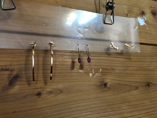 長めの揺れるタイプのピアスでも綺麗に収納できる