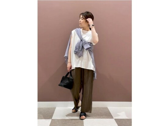  ゆったりしたノースリーブT＆パンツのコーデにはシャツをたすき掛けしても　出典：WEAR