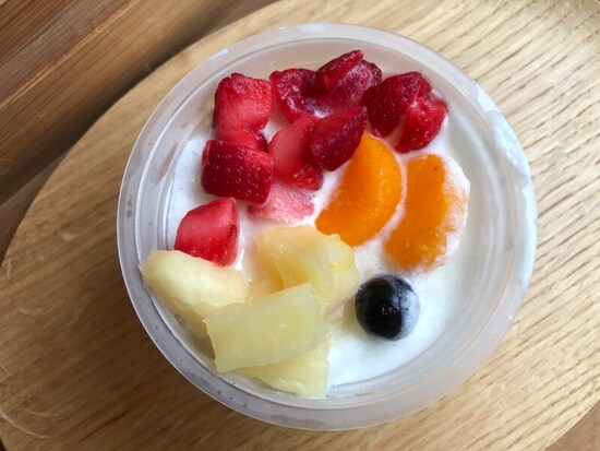 「７プレミアム　練乳の味わい白くま」は、いちご、パイナップル、ブルーベリー、みかんがトッピング