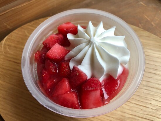 セブンイレブンのアイス「いちご大好きな白くま」はいちごとミルクアイスがトッピング