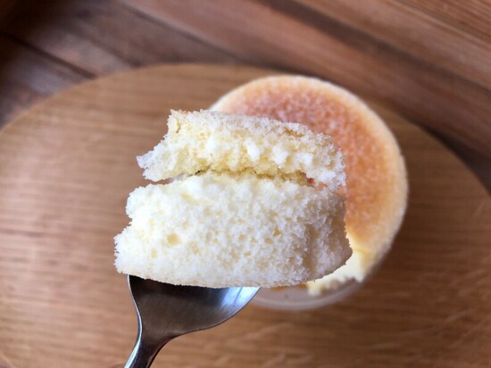 スフレはスプーンを入れるとシュワっと音がする