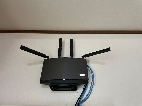 Wi-Fiルータは、天井近くの見晴らしの良い場所に設置しよう。