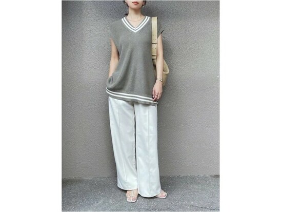 ライン入りのチルデンニットベストはゆったりサイズで大人も着やすい　出典：WEAR