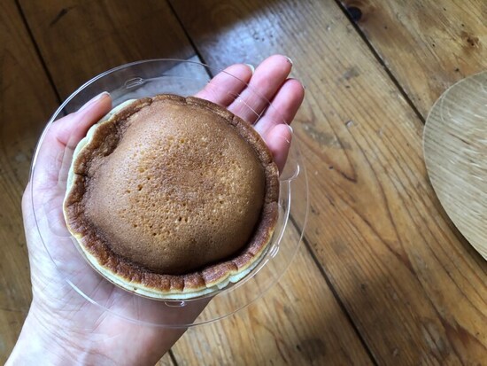 ローソンの「どらもっち(あんこ＆ホイップ)」は手のひらに乗るくらいのサイズ