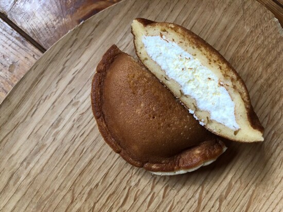 ​​​​​​​甘さ控えめのホイップとクリームチーズのような酸味があるクリームがたっぷり