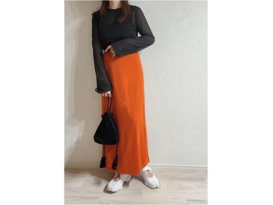 足の甲が見えるデザインは抜け感をプラスするのにも効果的　出典：WEAR