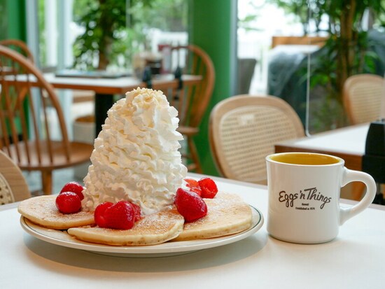 Eggs'n Things（エッグスンシングス）の看板メニュー「パンケーキとホイップクリーム」ストロベリー、ホイップクリームとマカデミアナッツ（税込1380円）とコナコーヒーブレンド（税込540円）（2022年9月1日撮影）