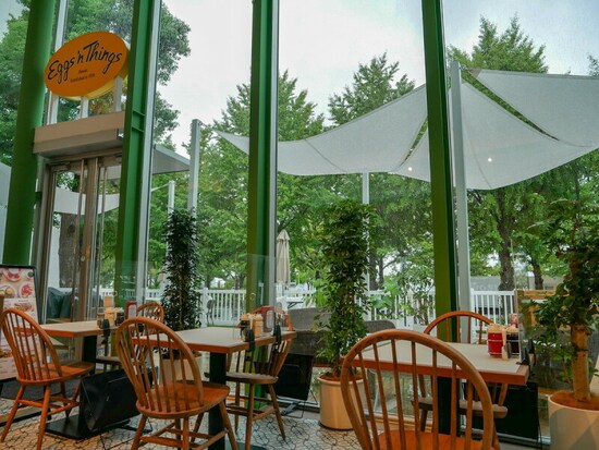 カジュアルレストラン「Eggs'n Things（エッグスンシングス）」はガラス張りの吹き抜け空間が広々とした印象。テラスも利用可（2022年9月1日撮影）