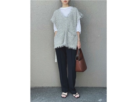 黒パンツにグレーのベストでほっそり見えるモノトーンコーデ　出典：WEAR
