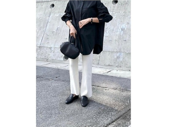 黒のオーバーサイズシャツには細めの白ボトムスでバランスを取って　出典：WEAR