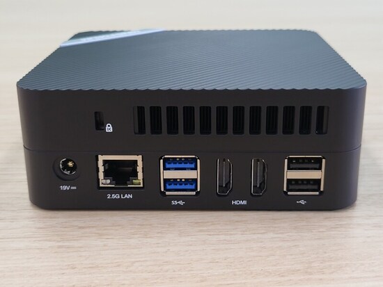 MINISFORUM UM480の背面ポート