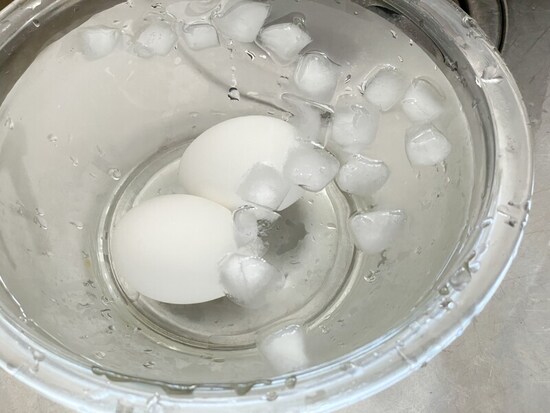 氷水に入れて茹で卵を冷やす