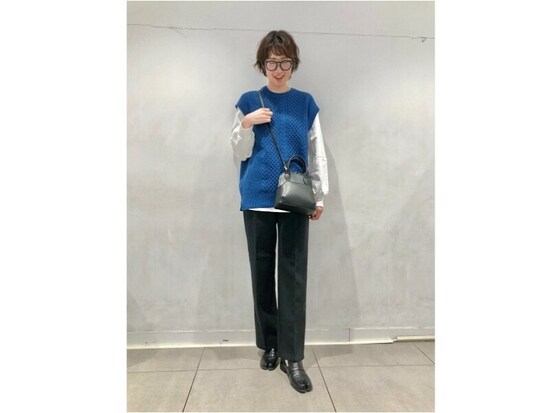 いろんな着こなしが出来るカラーベストが一枚あると便利！　出典：StyleHint