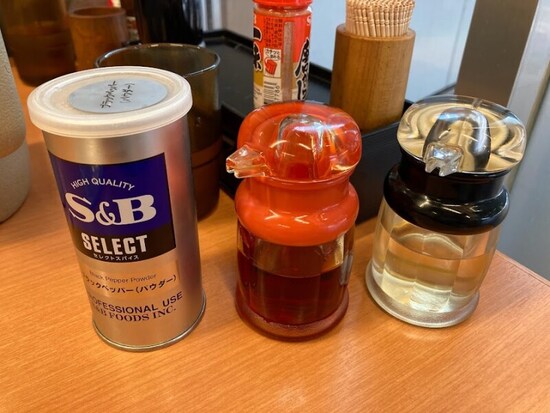 備え付けの調味料で味変を楽しもう