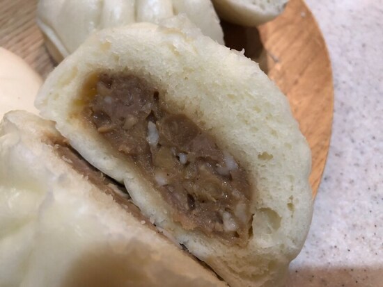 冷めた状態のファミリーマートの「ジューシー本格肉まん」