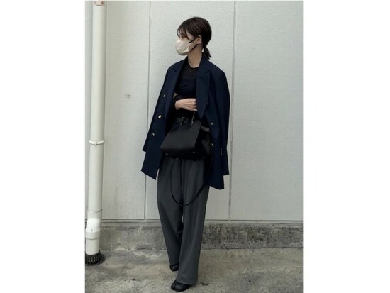 ジャケットと合わせてきちんと感のあるきれいめカジュアルコーデに　出典：WEAR