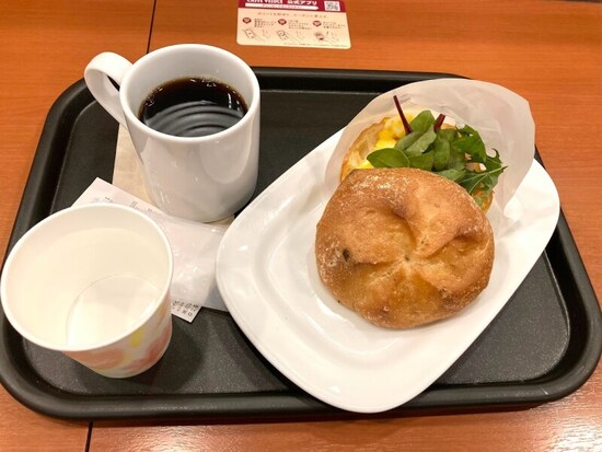 焼きたてパンのサンドイッチとドリンクのセット