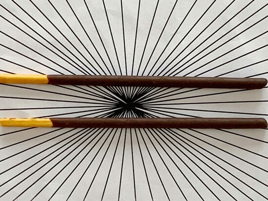 ポッキーによるへリング錯視