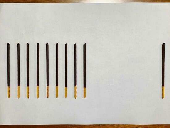 ポッキーによるオッペル・クント錯視