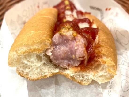 太めのソーセージにトッピングがたっぷり
