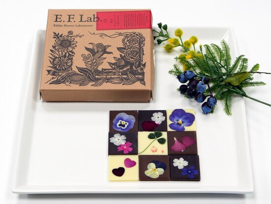 マーハチョコレート「花のチョコレート」（9種計9個入、税込3845円）（筆者撮影）……ガーナのカカオ農家の多くは、自分が生産したカカオから作られたチョコを食べたことがないという実情を知り、田口愛氏が現地で立ち上げたチョコレートブランド