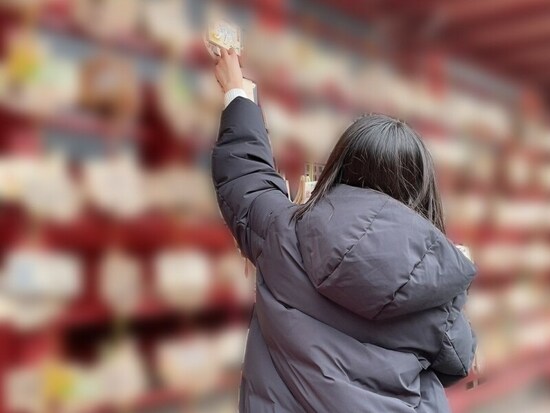 小6のお正月の初詣で絵馬を奉納する娘さん（写真提供／山口さん）