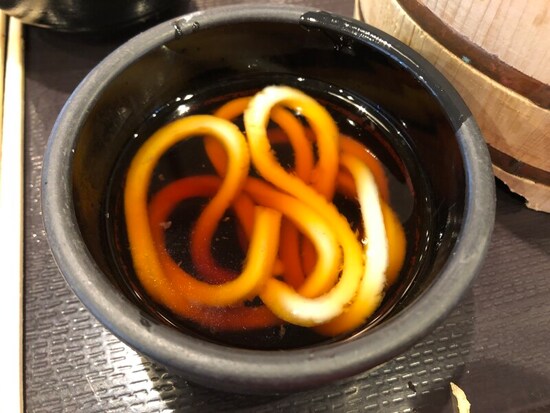 丸亀製麺の「釜揚げうどん」はつゆにつけて食べる