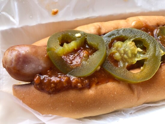 モスバーガーの「スパイシーチリドッグ 」にはハラペーニョがトッピングされている