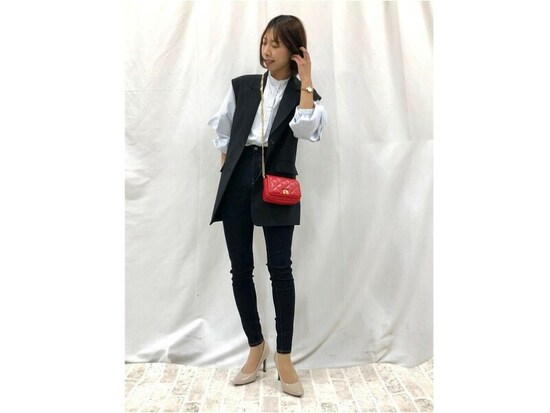 ベストとレイヤードするなど、さらに幅広い着こなしも楽しめます　出典：StyleHint