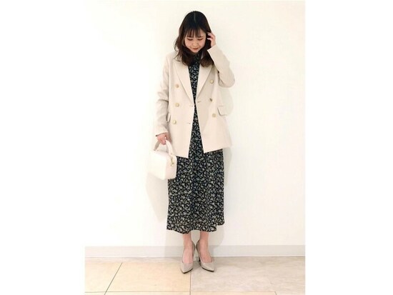 フェミニンなワンピースに羽織って春のきれいめコーデに　出典：StyleHint