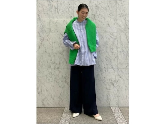 【OKコーデ】重たく見えやすいネイビーのワイドパンツも、白のシューズで春仕様に　出典：WEAR