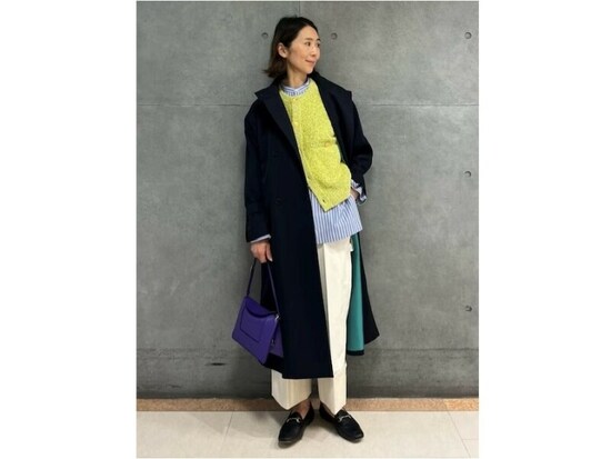 【OKコーデ】白のパンツやインナーに明るいカラーを足すと春にフィットする着こなしに　出典：WEAR