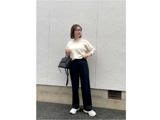 【OKコーデ】春もOKなスムースコットンのニットなら冬っぽく見えないのが◎　出典：WEAR